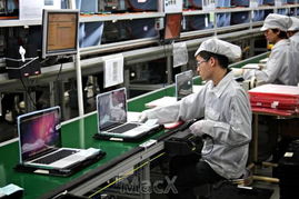 员工目光呆滞 苹果供应商富士康工厂内的秘密与水果分级机的隐喻